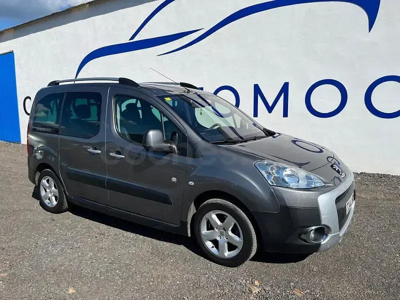 Usado Peugeot Partner Tepee Outdoor 112 CV (82 kW) 2011 Gris / plata Monovolumen