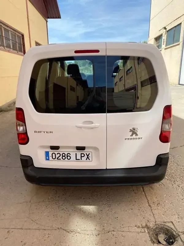Usado Peugeot Rifter Style 99 CV (72 kW) 2021 Blanco Monovolumen