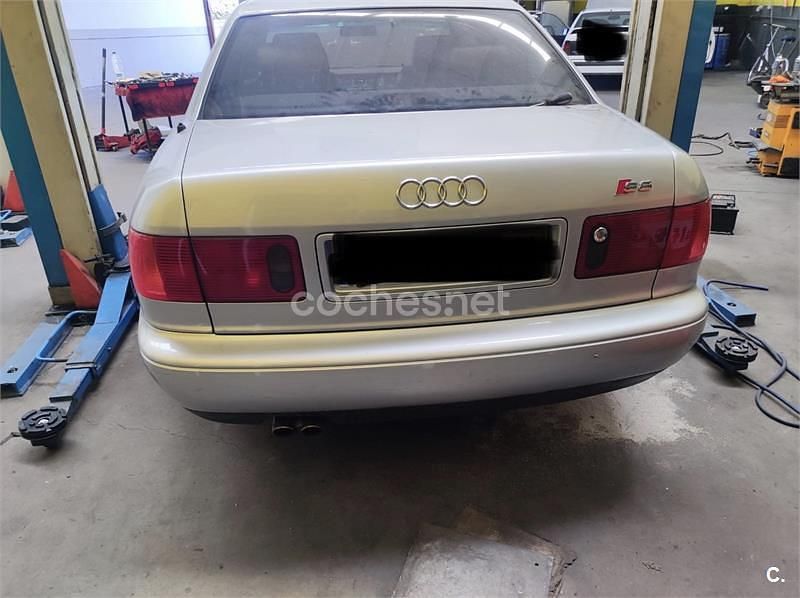 Usado Audi S8 340 CV (250 kW) 1998 Gris / plata Berlina