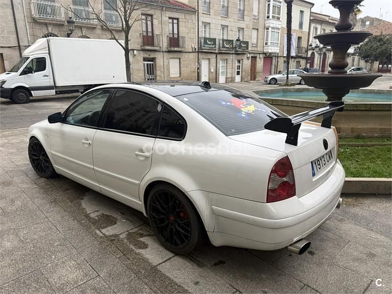 Usado VW Passat Highline 170 CV (125 kW) 2003 Blanco Berlina