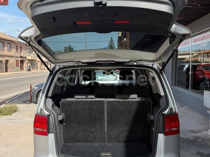 Usado VW Touran Advance 140 CV (102 kW) 2015 Gris / plata Monovolumen