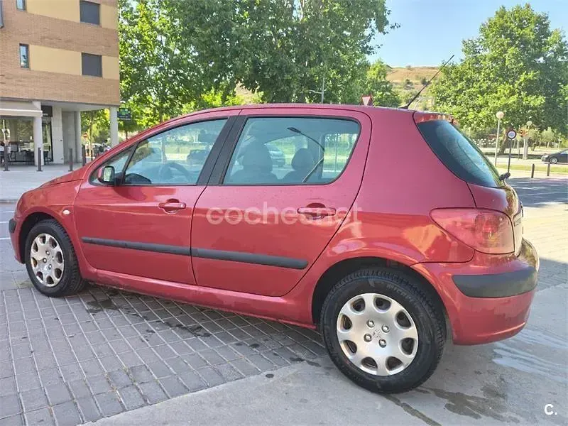 Usado Peugeot 307 110 CV (80 kW) 2003 Rojo Berlina