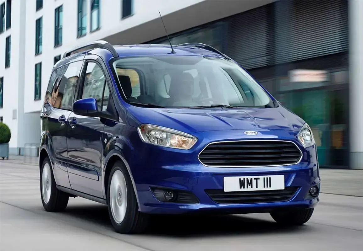 Usado Ford Tourneo Trend 125 CV (91 kW) 2024 Gris Van