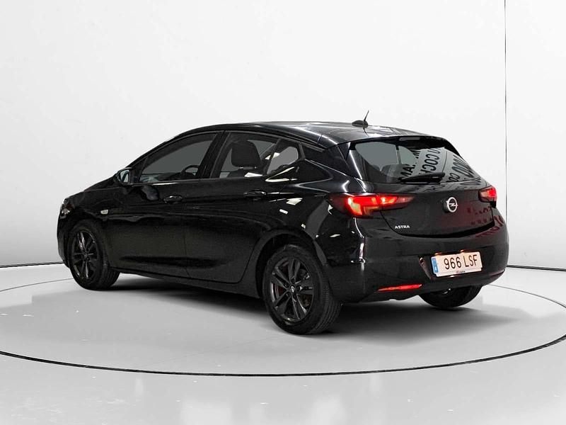 Usado Opel Astra 111 CV (81 kW) 2021 Negro Utilitario