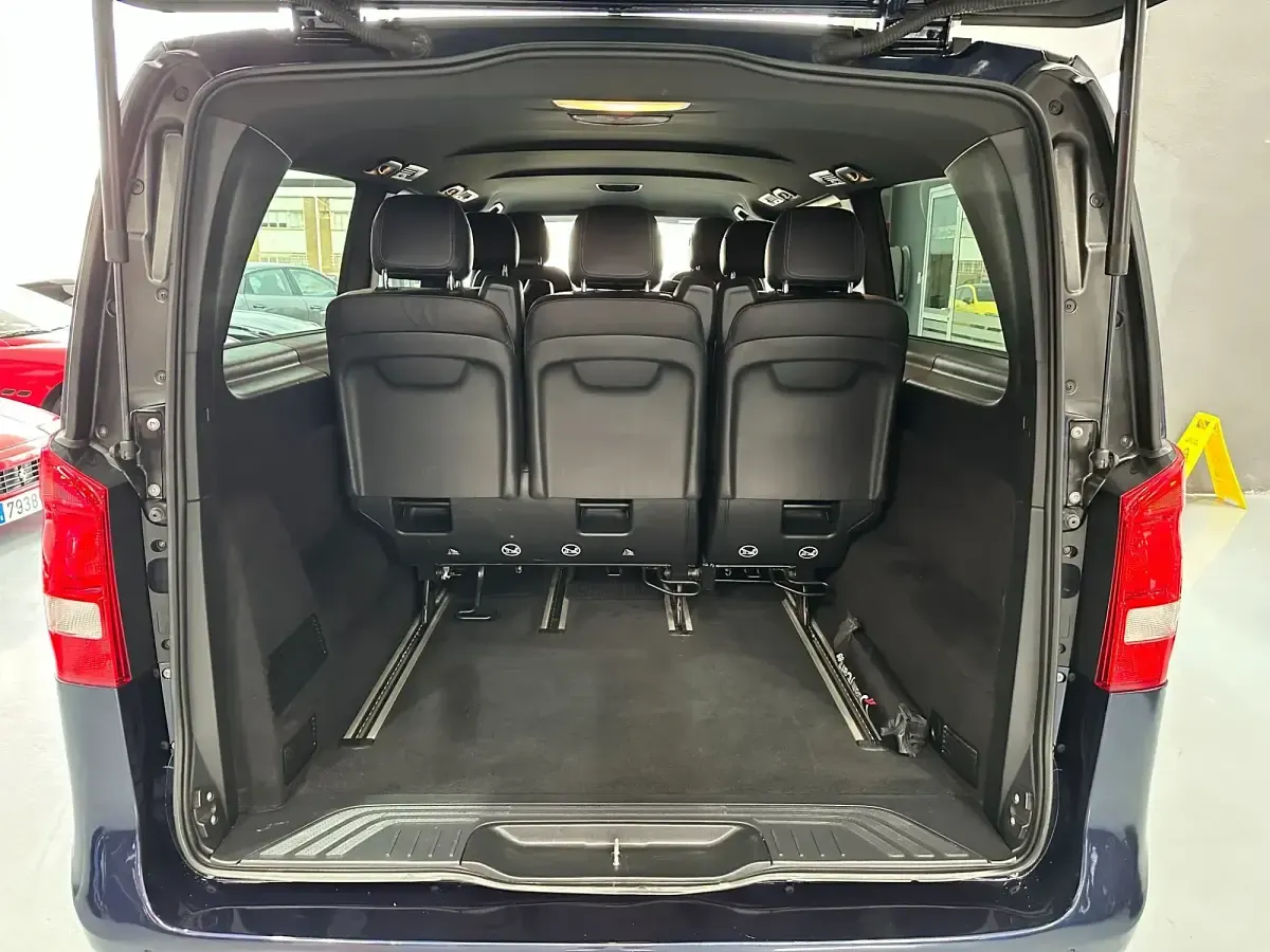 Käytetty Mercedes V300 Avantgarde 239 HP (175 kW) 2021 Sininen Tila-auto