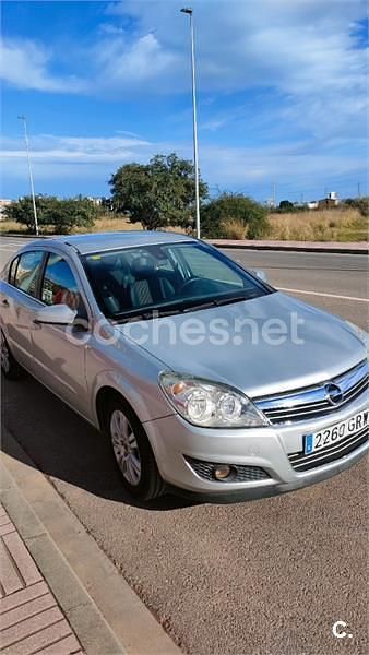 Usado Opel Astra Cosmo 100 CV (73 kW) 2009 Gris / plata Berlina