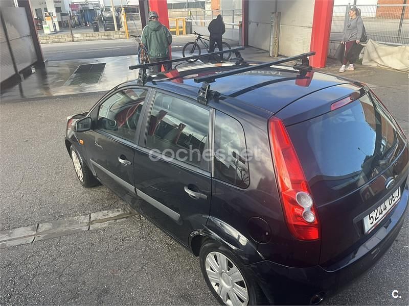Usado Ford Fiesta Ambiente 70 CV (51 kW) 2008 Negro Utilitario