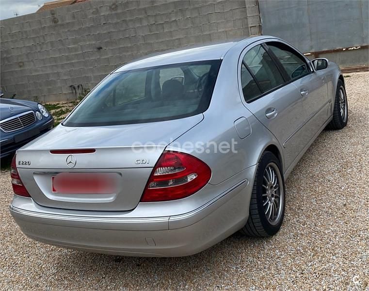 Usado Mercedes E220 Elegance 143 CV (105 kW) 2002 Gris / plata Berlina