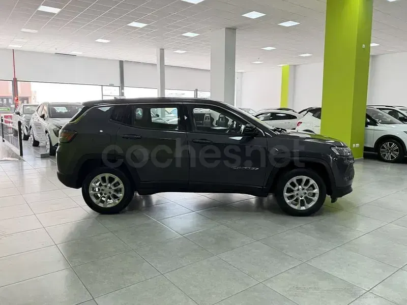 Usado Jeep Compass Limited 131 CV (96 kW) 2025 Gris / plata SUV