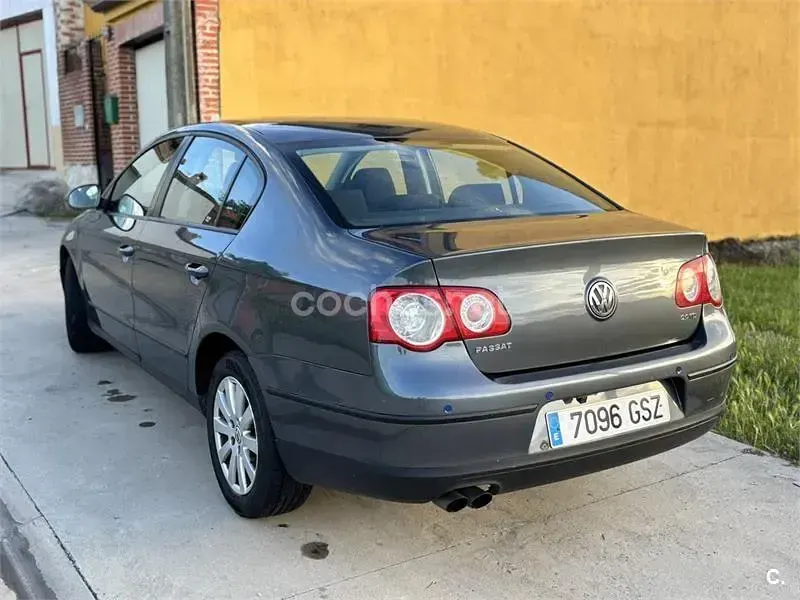 Usado VW Passat Advance 140 CV (102 kW) 2010 Gris / plata Berlina