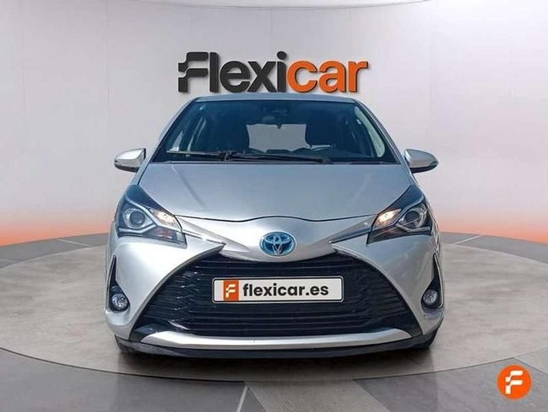 Usado Toyota Yaris Hybrid Active 100 CV (73 kW) 2019 Gris Utilitario