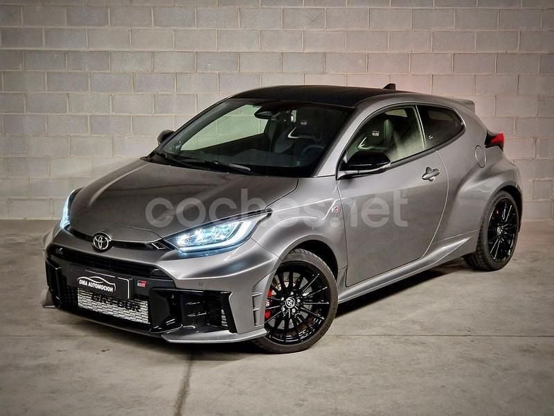 Gris / plata Usado 2024 Toyota Yaris Berlina | 53.900 € - Imagen 1/4