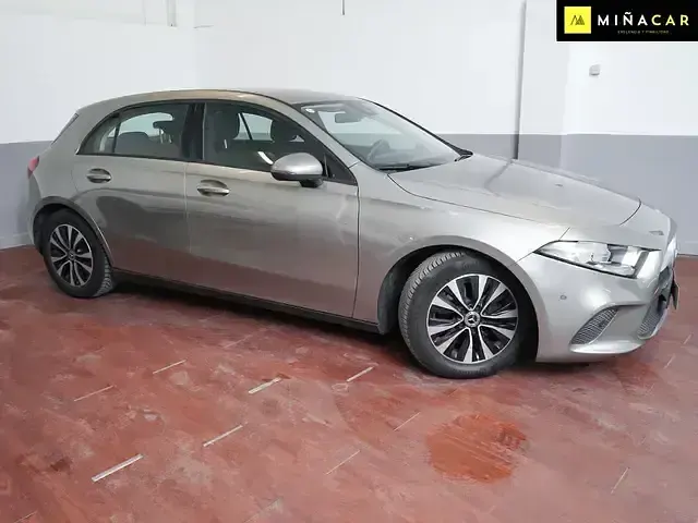 Usado Mercedes A180 116 CV (85 kW) 2020 Gris Utilitario