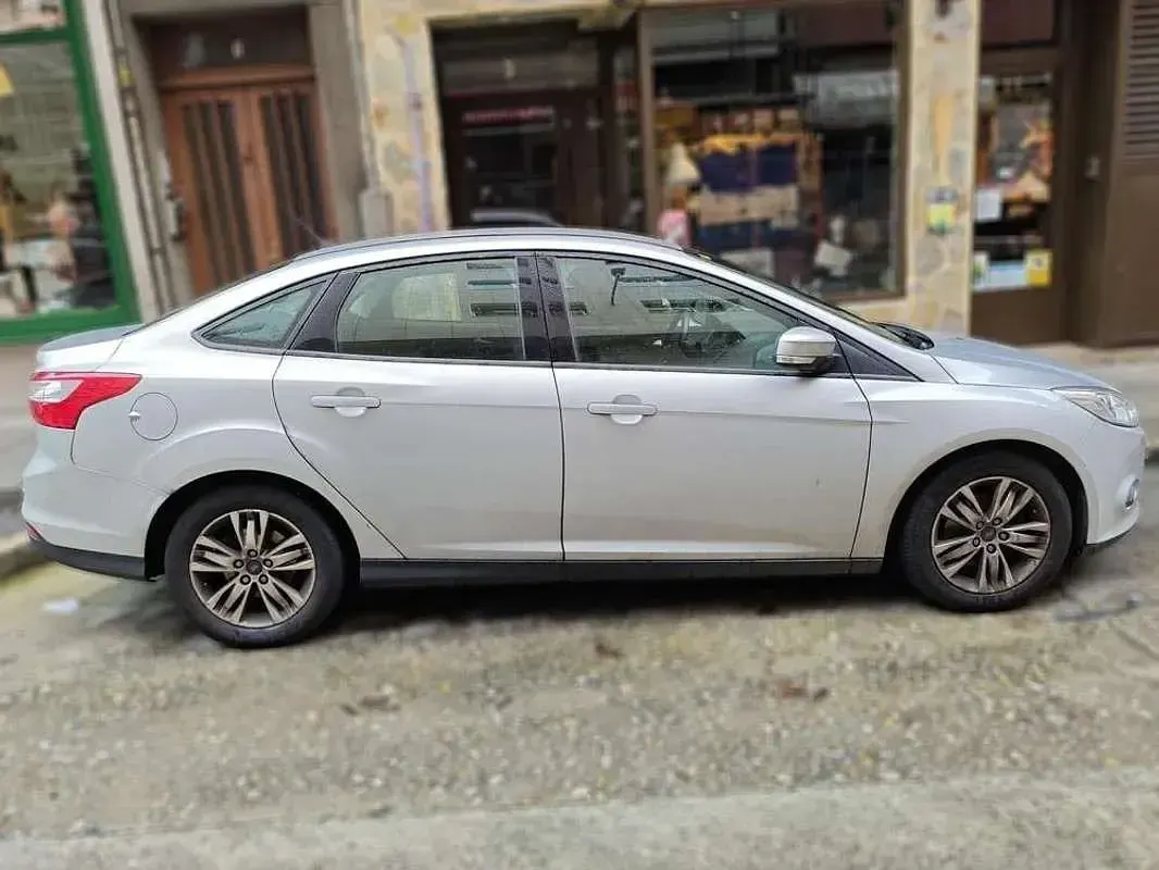 Usado Ford Focus Trend 116 CV (85 kW) 2012 Gris Utilitario