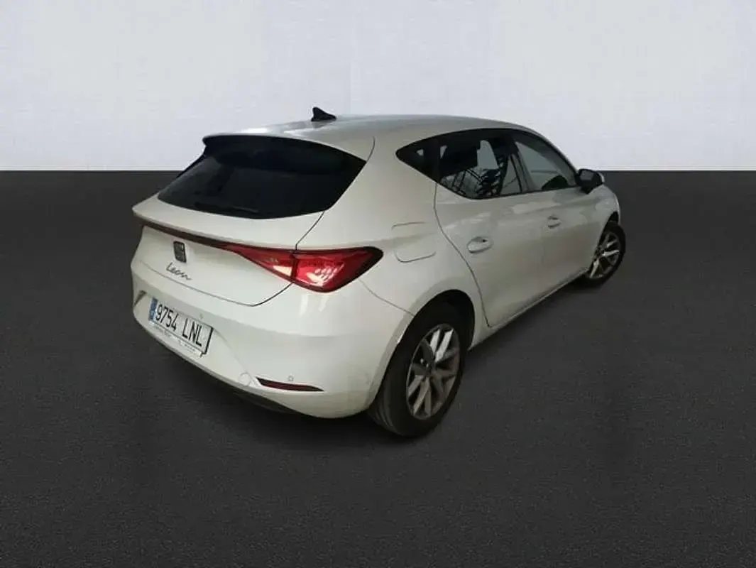 Usado Seat Leon Style 116 CV (85 kW) 2021 Blanco Utilitario