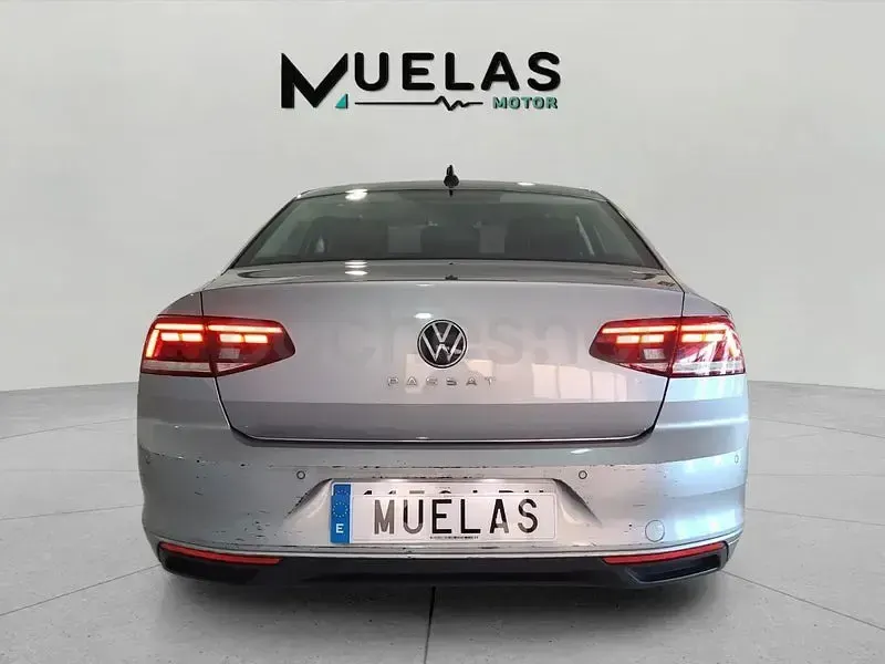 Usado VW Passat 122 CV (89 kW) 2021 Gris / plata Berlina