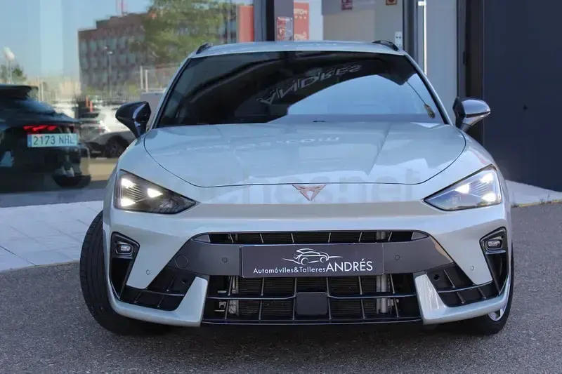 Usado Cupra Leon 150 CV (110 kW) 2025 Gris / plata Familiar