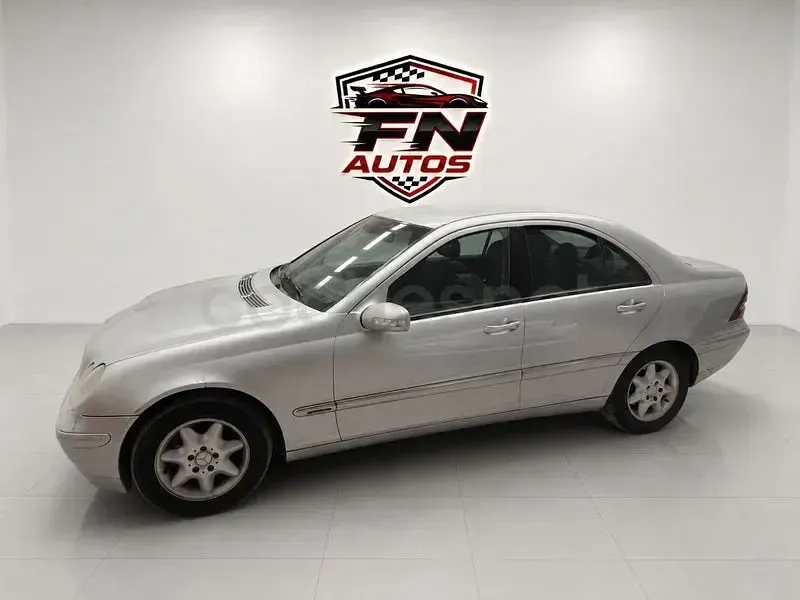 Usado Mercedes C220 Classic 125 CV (91 kW) 2000 Gris / plata Berlina