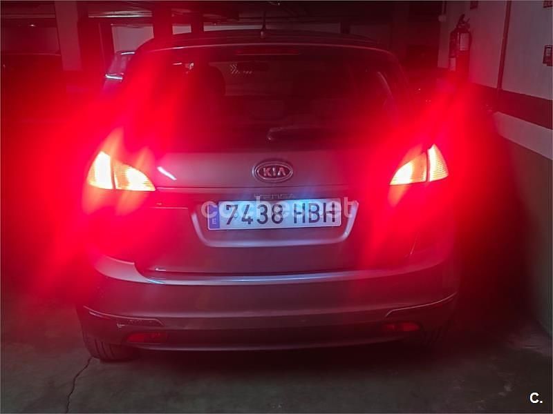 Usado Kia Venga 90 CV (66 kW) 2011 Gris / plata Utilitario
