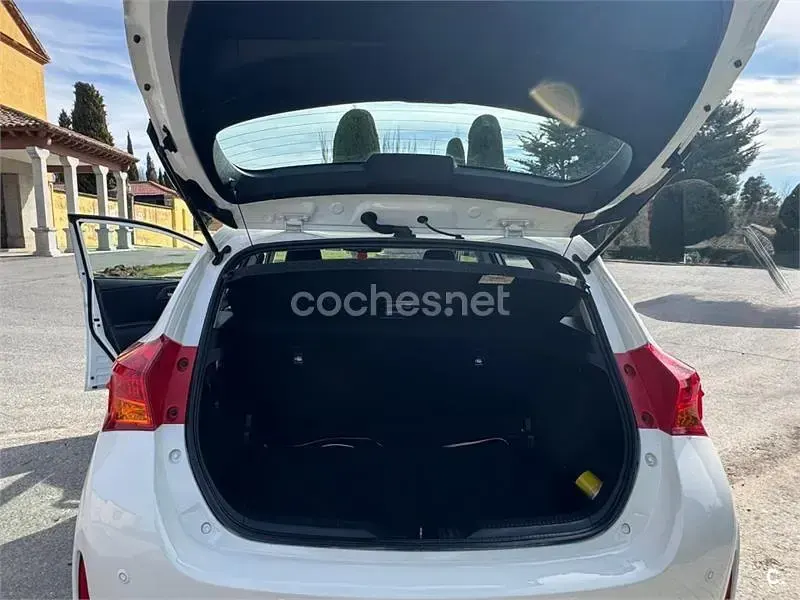 Usado Toyota Auris 124 CV (91 kW) 2014 Blanco Familiar