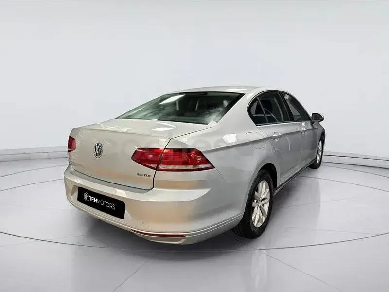 Usado VW Passat Edition 150 CV (110 kW) 2018 Gris / plata Berlina