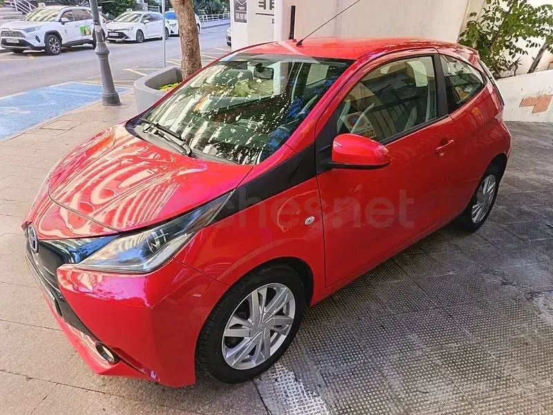 Usado Toyota Aygo X-play 69 CV (50 kW) 2015 Granate Utilitario