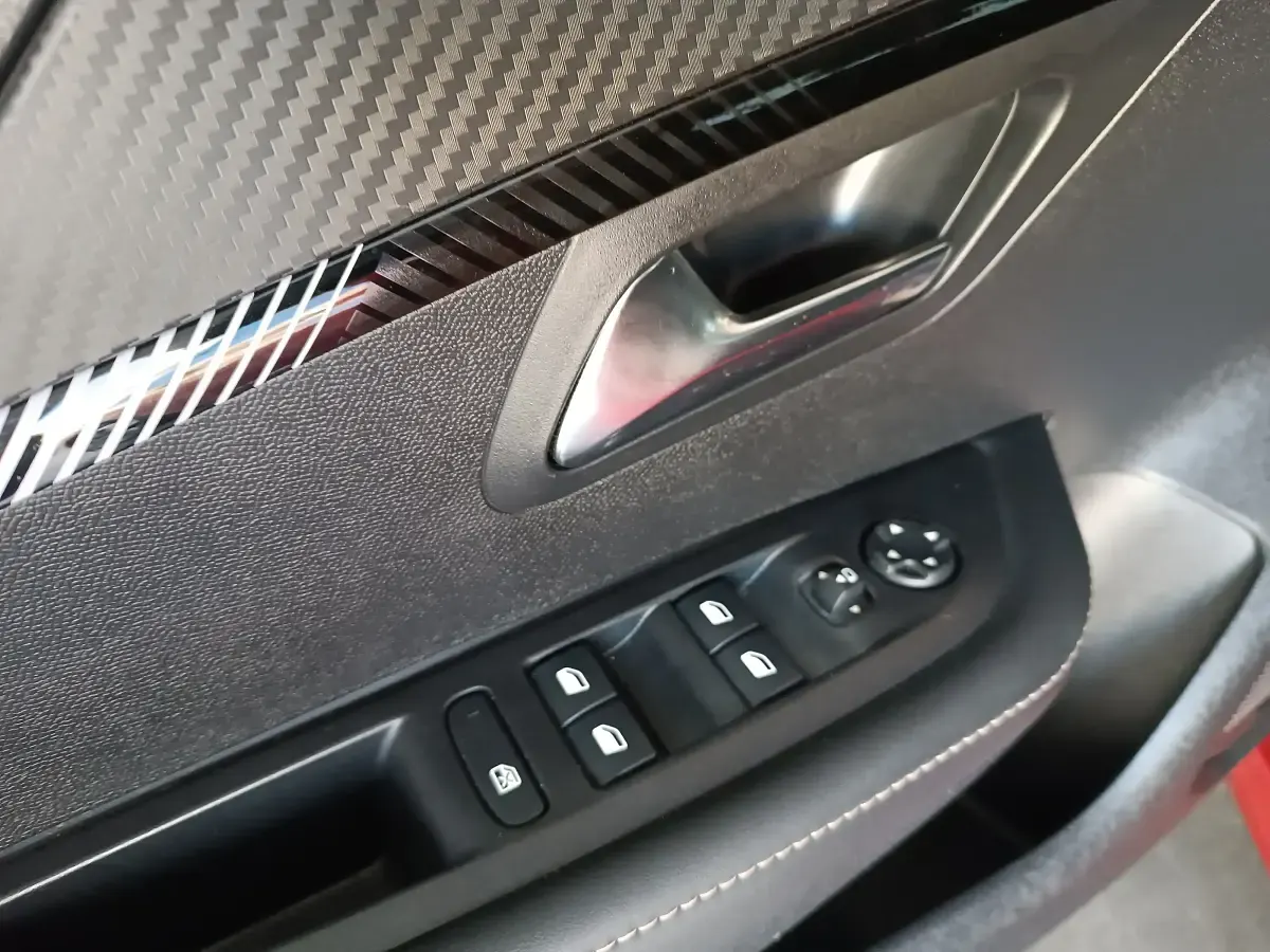 Usado Peugeot 208 Allure 100 CV (73 kW) 2025 Rojo Utilitario