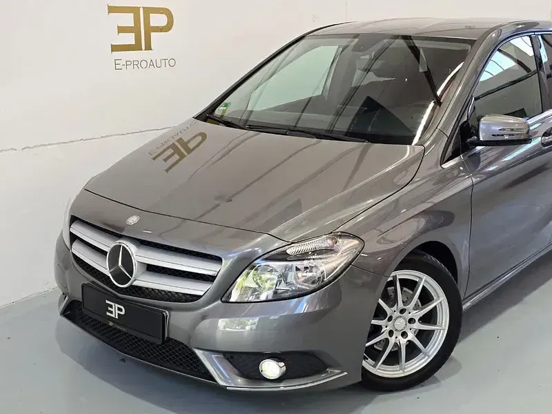 Usado Mercedes B180 122 CV (89 kW) 2013 Gris Monovolumen