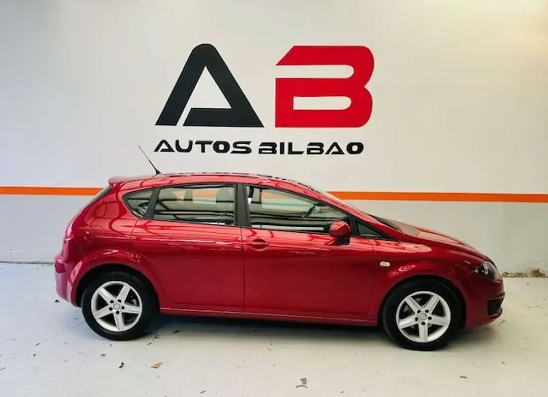 Usado Seat Leon Ecomotive 105 CV (77 kW) 2010 Rojo Utilitario