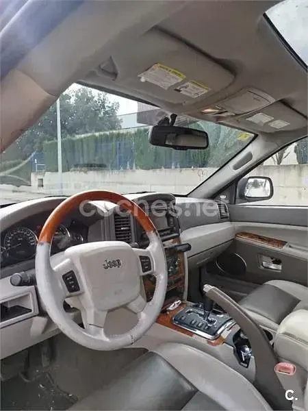 Usado Jeep Cherokee Overland 218 CV (160 kW) 2006 Gris / plata SUV
