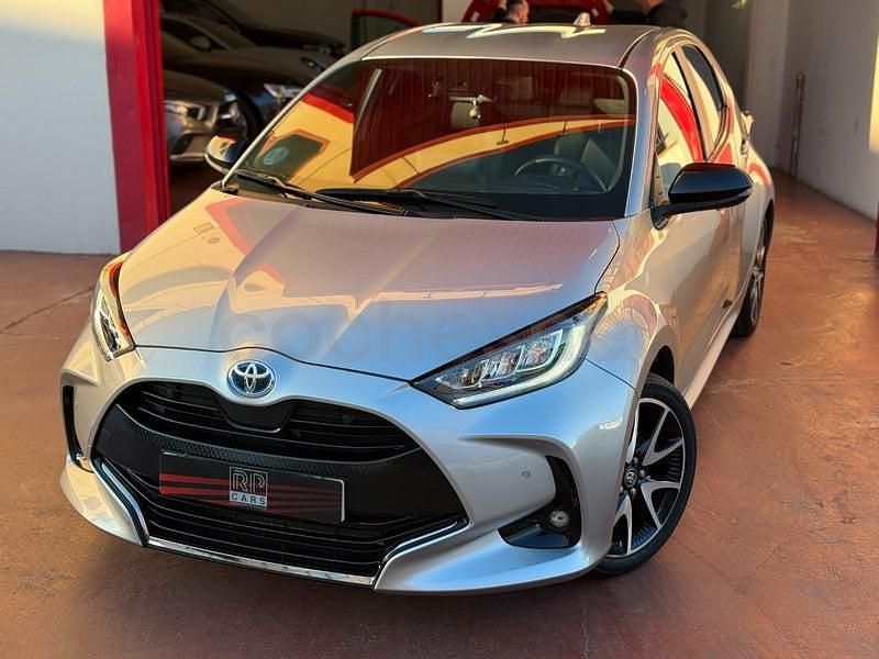 Usado Toyota Yaris Hybrid Plus 116 CV (85 kW) 2023 Gris / plata Berlina