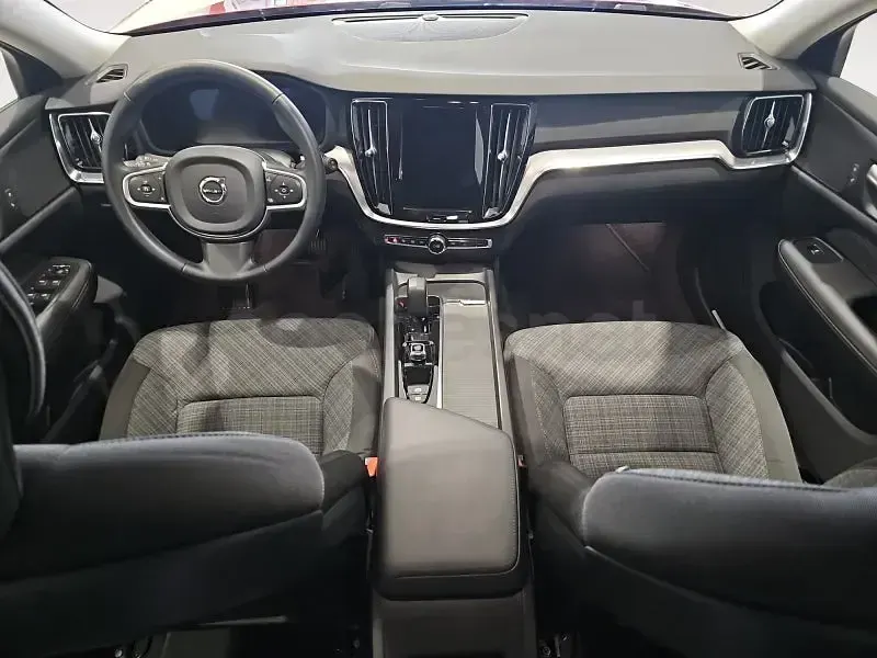 Usado Volvo V60 Core 197 CV (144 kW) 2025 Rojo Familiar