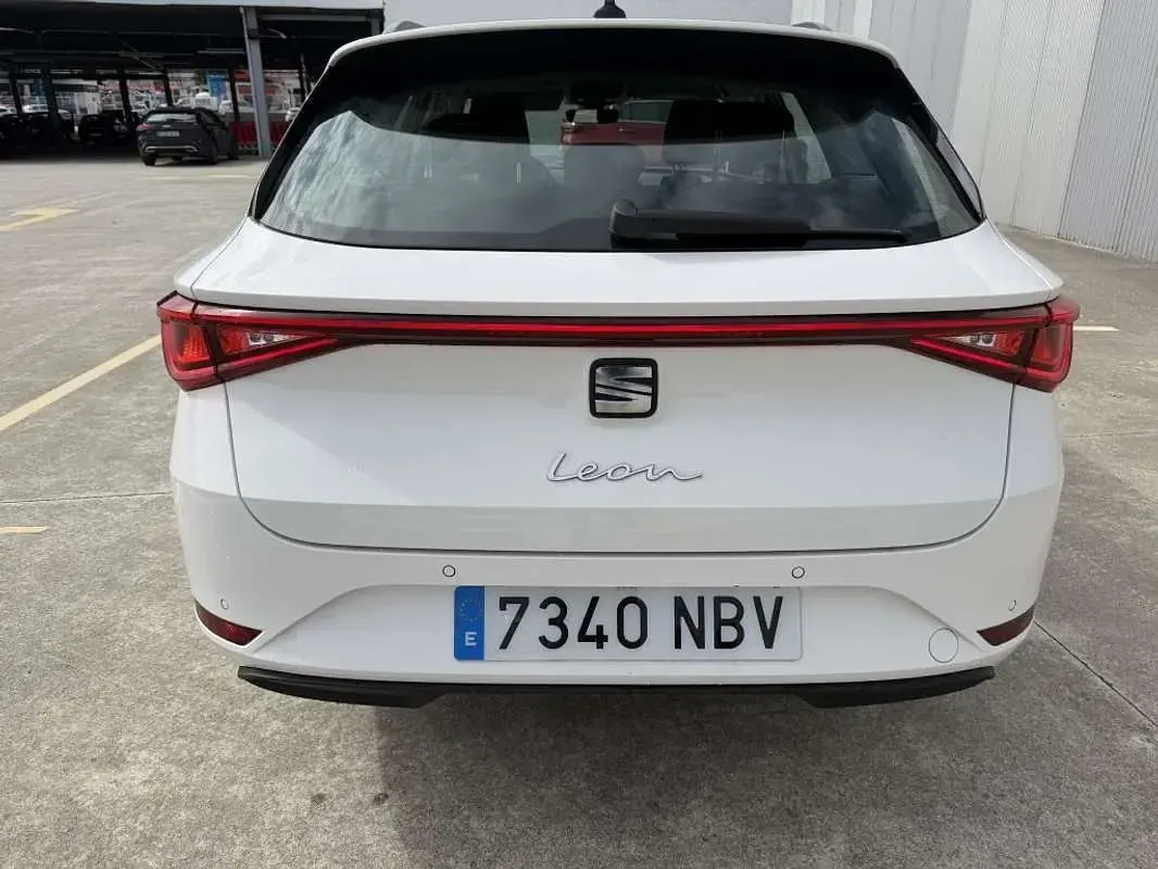 Usado Seat Leon ST Style 110 CV (80 kW) 2022 Blanco Familiar