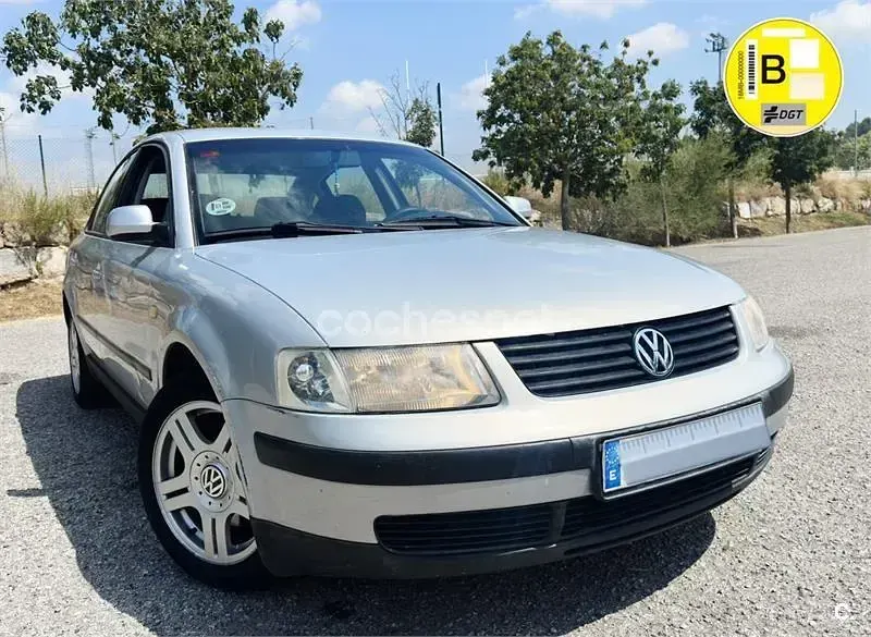 Usado VW Passat Highline 150 CV (110 kW) 2001 Gris / plata Berlina
