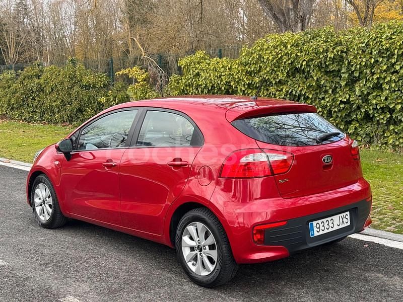 Usado Kia Rio Plus 84 CV (61 kW) 2017 Granate Berlina
