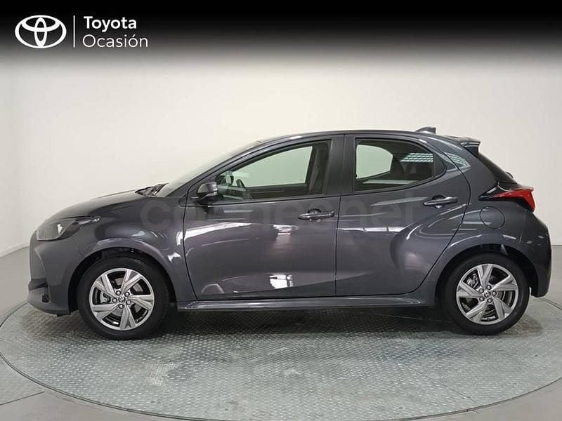 Usado Toyota Yaris Hybrid Active 116 CV (85 kW) 2024 Gris / plata Berlina