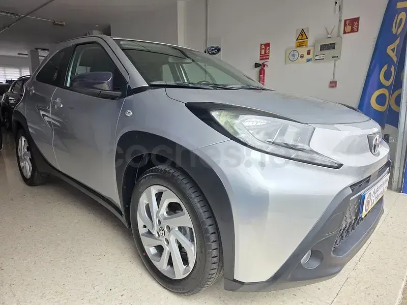 Usado Toyota Aygo X Play 72 CV (52 kW) 2022 Gris / plata SUV