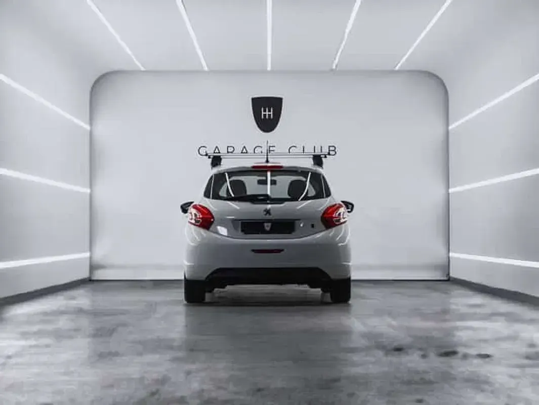 Usado Peugeot 208 68 CV (50 kW) 2015 Blanco Utilitario