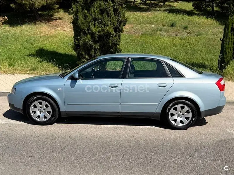 Usado Audi A4 130 CV (95 kW) 2002 Azul Berlina