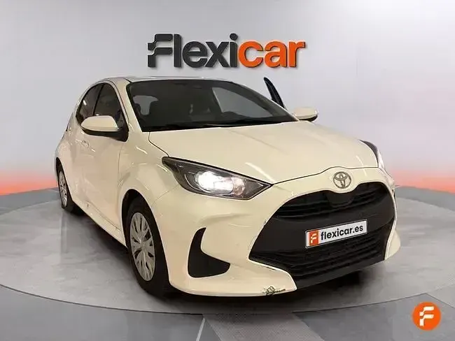 Usado Toyota Yaris Active 116 CV (85 kW) 2025 Gris Utilitario