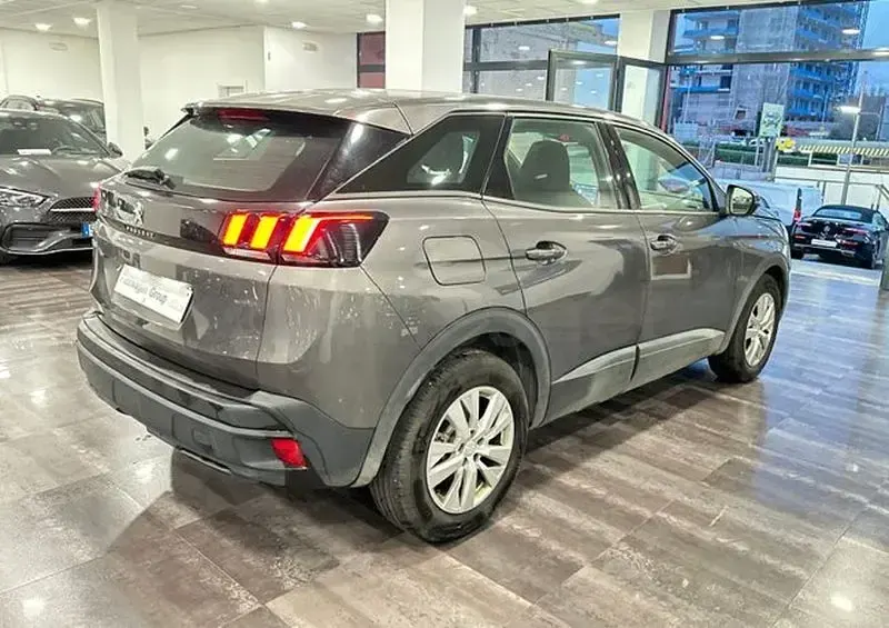 Usado Peugeot 3008 Allure 136 CV (100 kW) 2024 Gris / plata SUV