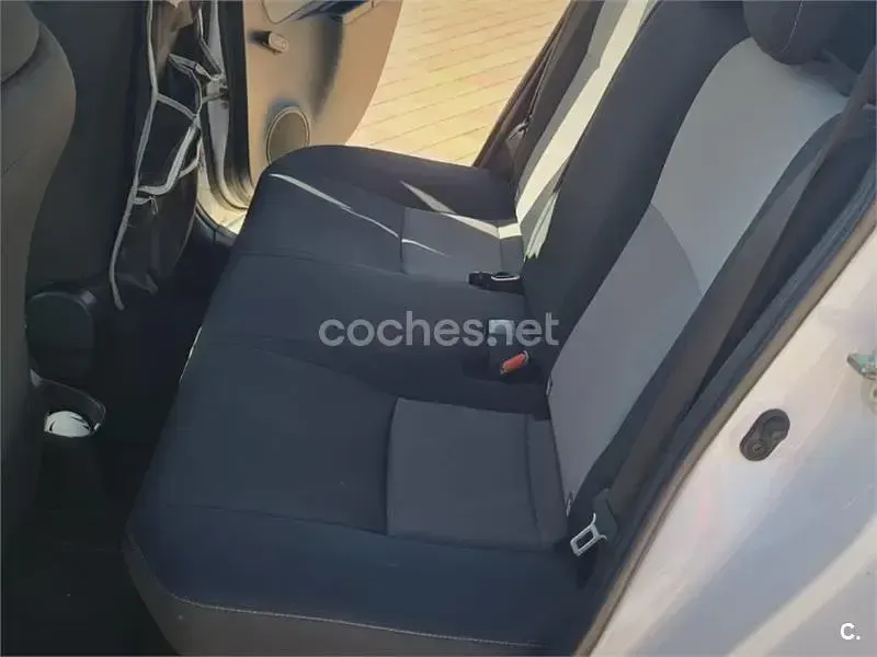 Usado Toyota Yaris Hybrid Active 100 CV (73 kW) 2018 Blanco Berlina