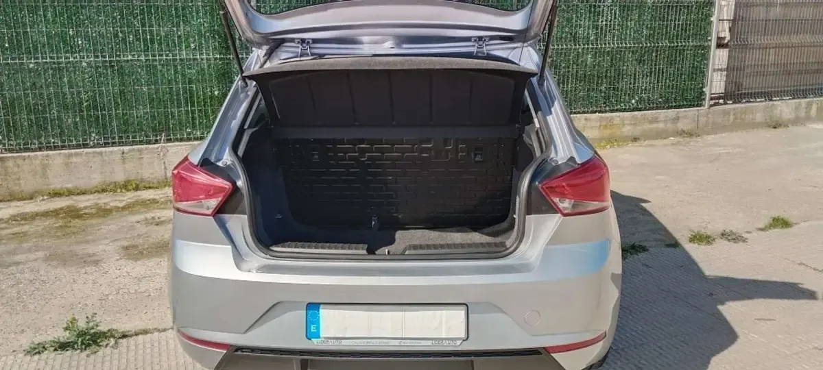 Usado Seat Ibiza Reference 95 CV (69 kW) 2019 Plateado Utilitario