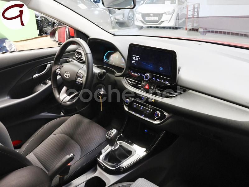 Usado Hyundai i30 120 CV (88 kW) 2024 Rojo Berlina