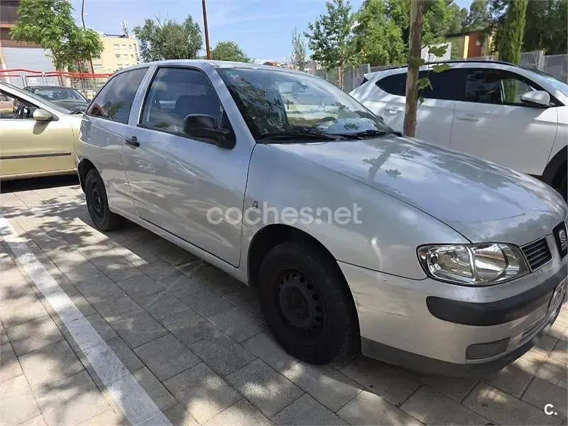 Usado Seat Ibiza 75 CV (55 kW) 2001 Gris / plata Utilitario