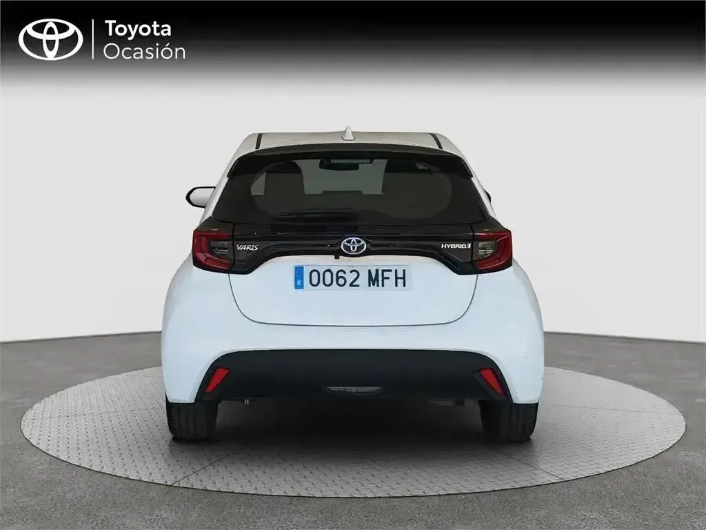 Usado Toyota Yaris Hybrid Active 116 CV (85 kW) 2023 Blanco Monovolumen