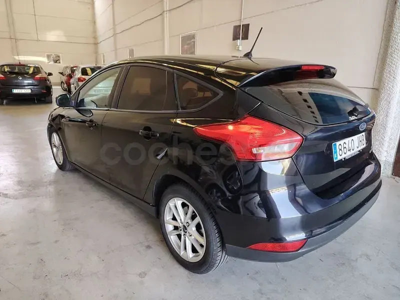 Usado Ford Focus Trend 125 CV (91 kW) 2015 Negro Berlina