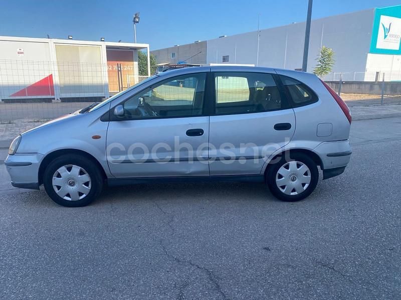 Usado Nissan Almera Tino Acenta 136 CV (100 kW) 2005 Gris / plata Monovolumen