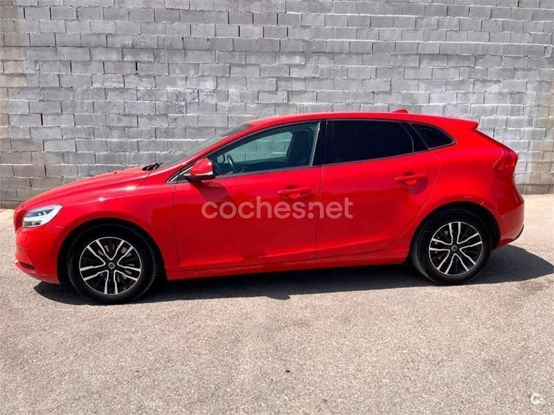 Usado Volvo V40 Momentum 122 CV (89 kW) 2018 Rojo Familiar