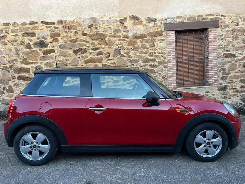 Usado Mini ONE 102 CV (75 kW) 2018 Rojo Utilitario